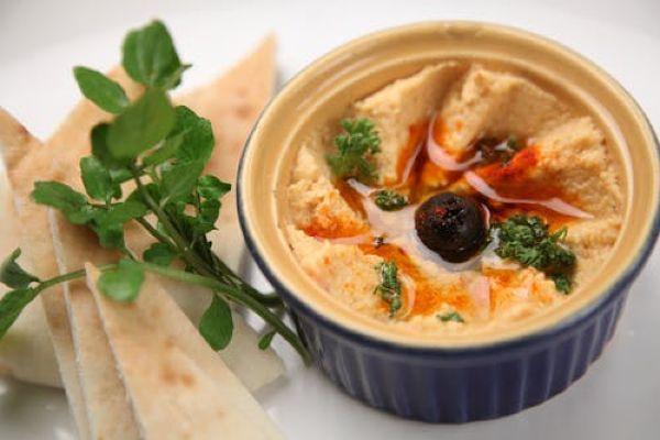 Off for a bank holiday picnic? Dont forget to try out this homemade hummus recipe!