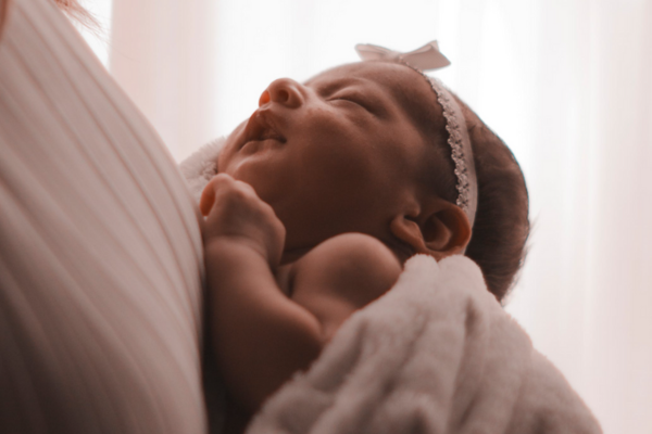 What is the newborn scrunch & why does my baby do it?