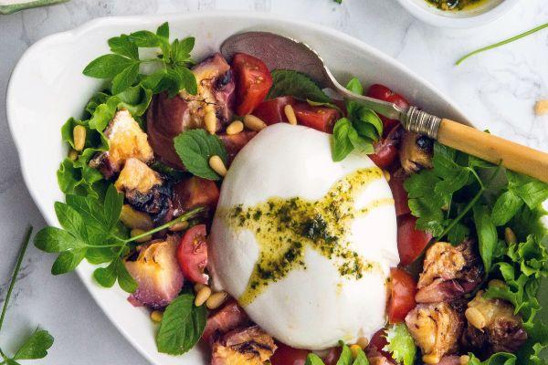 Looking for lunch inspiration? Try out this Italy-inspired burrata salad this week!