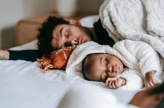 Preparing for the autumn daylight saving time, tips from a Sleep Consultant and Parent Coach