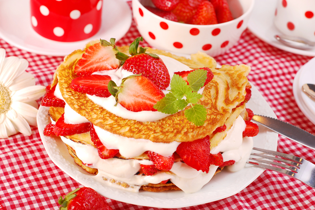 Pancakes with strawberries and cream
