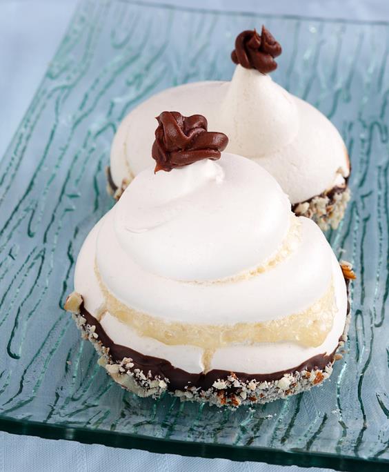 Mini meringues with hazelnuts and cream