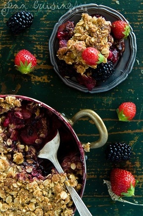 Fruit and berry crumble