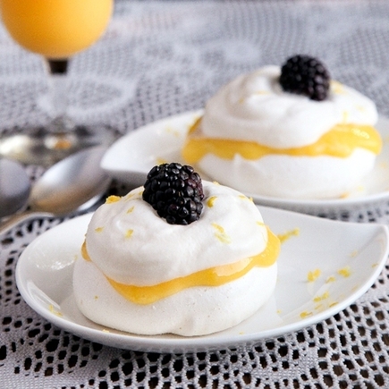 Lemon cream pavlova