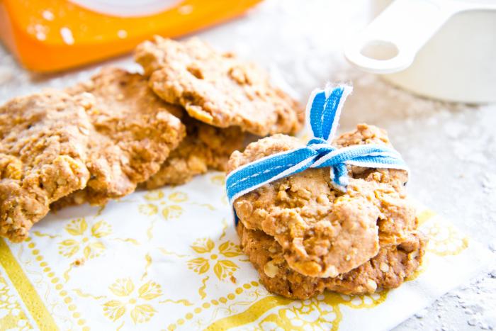 Cornflake raisin cookies