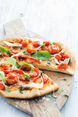 Tomato, olive oil and basil pizza