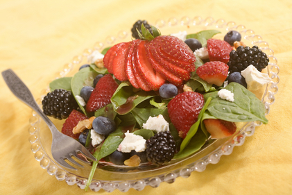 Spinach, berries and goats cheese salad