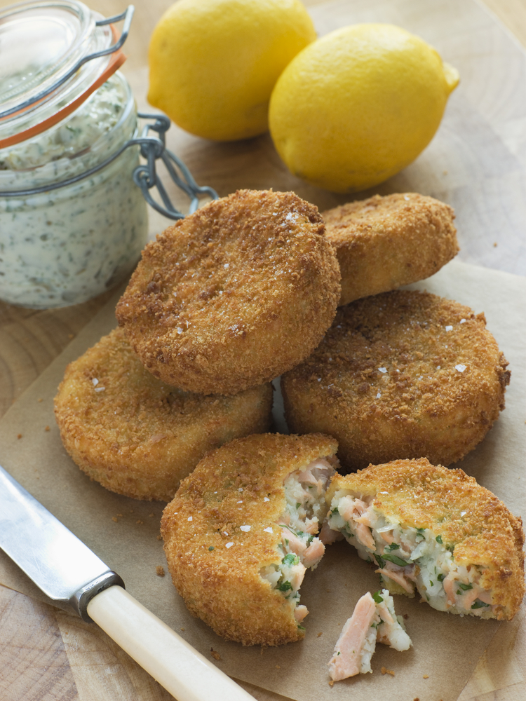 Salmon fishcakes with tartare sauce | MummyPages.uk