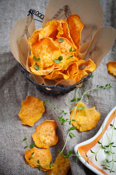 Sweet potato baked crisps with thyme