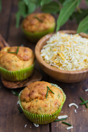 Pesto and parmesan muffins