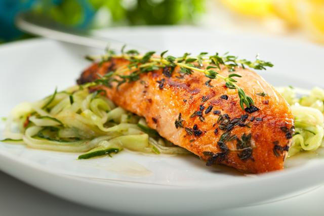 Salmon with linguini and tomato sauce with herbs 