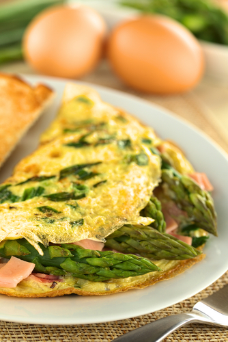 Asparagus and ham omelette