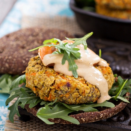 Chickpea burgers with a yoghurt sauce