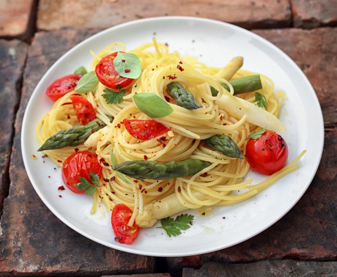 Pasta with roasted asparagus, cherry tomatoes... MummyPages.uk