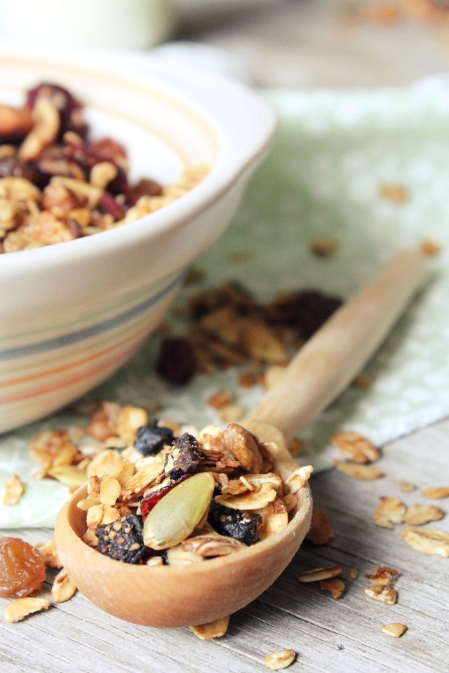 Low carb granola with nuts and apricots