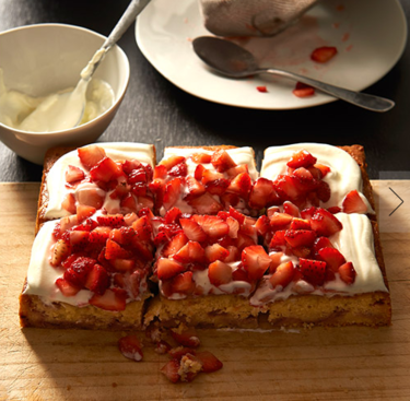 Strawberry and yoghurt cake