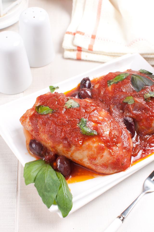 Slow cook chicken with kalamata olives in tomato... MummyPages.uk