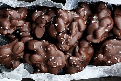 Chocolate with almond clusters 
