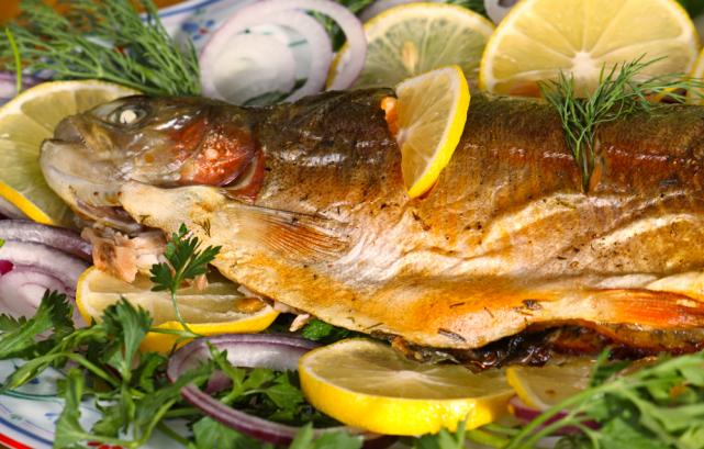 Baked trout with fennel and spring salad