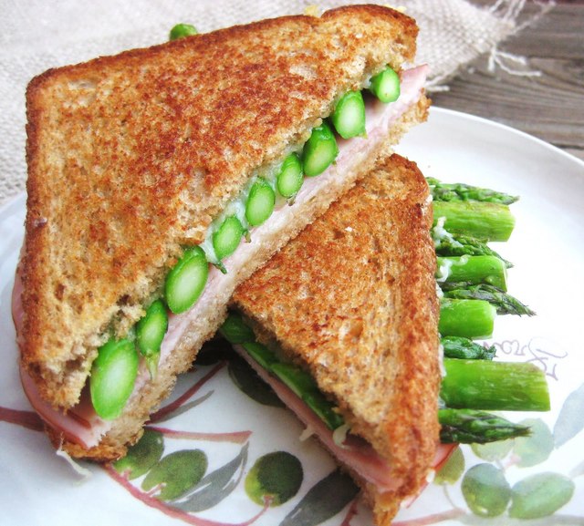 Ham with asparagus toasties