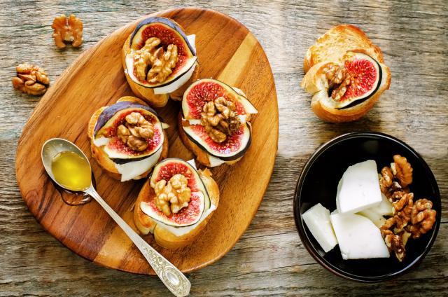 Goat's cheese and fig open sandwiches