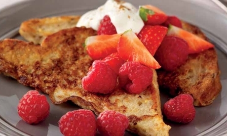 Cinnamon french toast with berries
