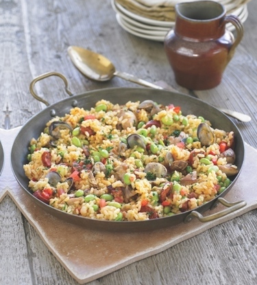 Chicken and broad bean paella with clams