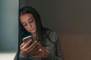 Apps meant to keep kids safe online may be counterproductive, study finds