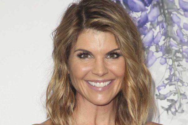 Full Houses Lori Loughlin turns herself into FBI amid college scam scandal 