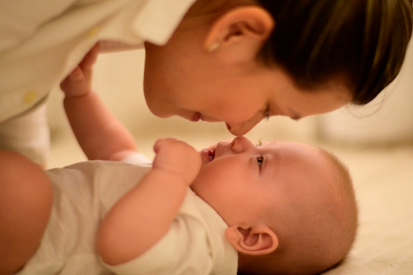 Research shows babies using eye contact are likely to have a better vocabulary