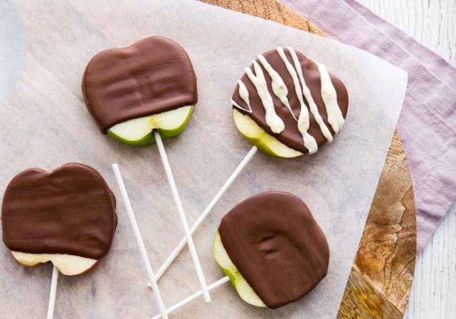 These Chocolate Apple Lollipops are super easy to make with the kids