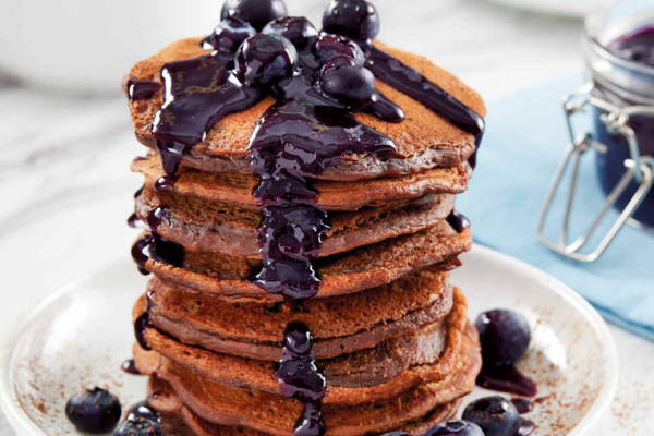 How to make the most delicious vegan chocolate pancakes with blueberry compote