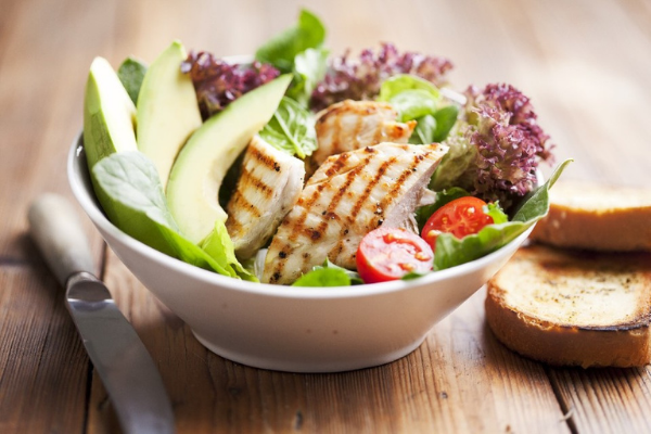 This grilled turkey & avocado salad recipe is super healthy and filling
