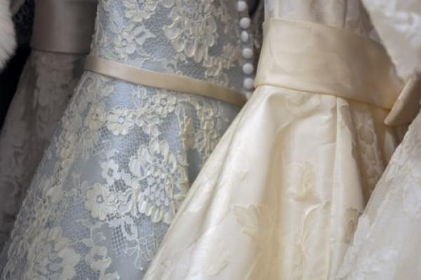 Pre-loved wedding dresses: Where to look for greener, cheaper options!