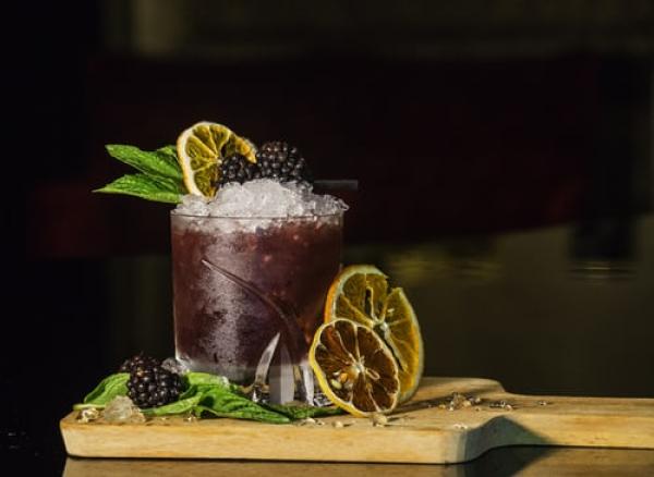 New cocktail recipe alert! This blackberry gin bramble cocktail is autumn-y perfection!