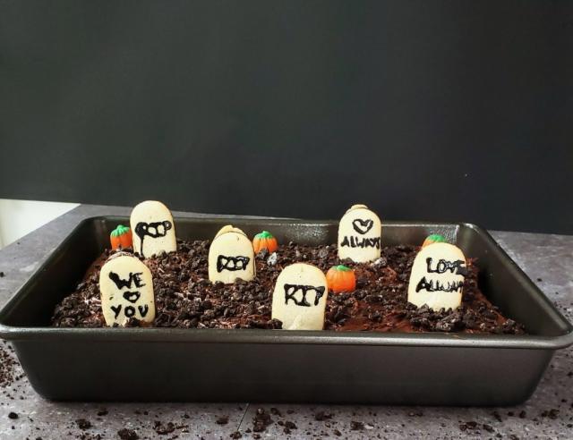 These graveyard brownies are the spooky treat your kids will love this Halloween!