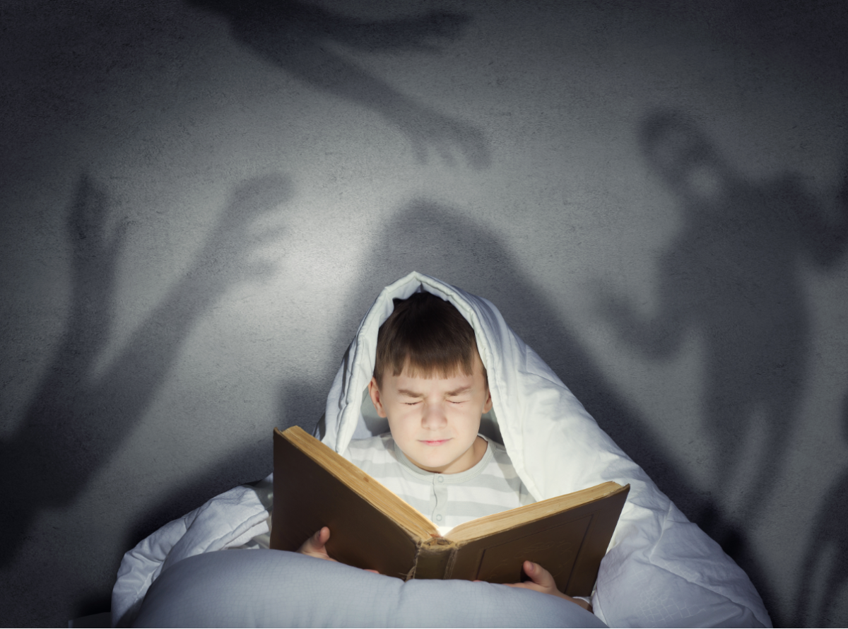 Scary read. "Детские страхи". Ребенок боится Темноты. Ребенок в темноте. Страх Темноты у детей.